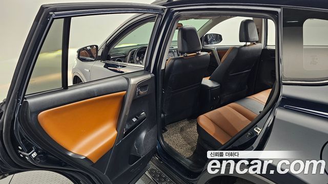 Toyota RAV4 2018 — photo 24