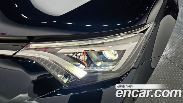 Toyota RAV4 2018 — photo 8