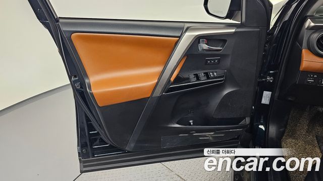 Toyota RAV4 2018 — photo 14