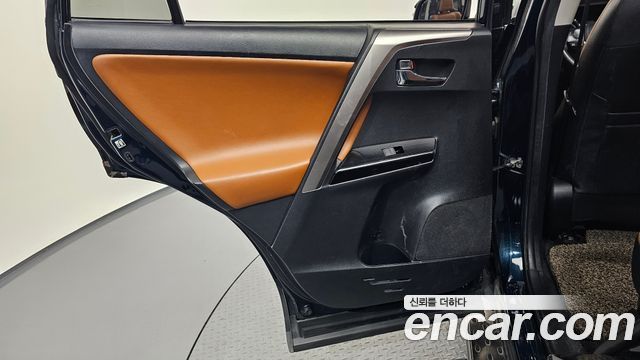 Toyota RAV4 2018 — photo 15