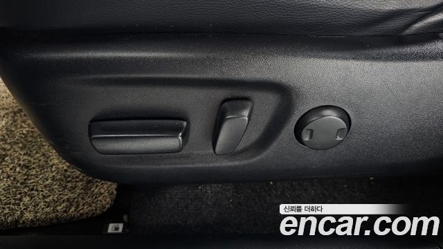 Toyota RAV4 2018 — photo 32