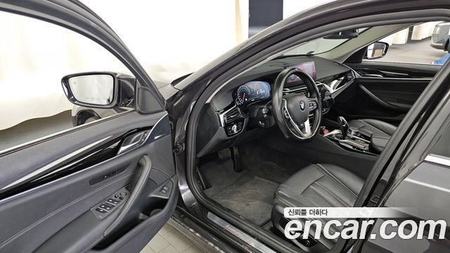 BMW 5-Series 2019 — photo 10