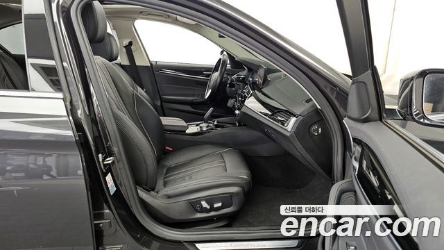 BMW 5-Series 2019 — photo 11