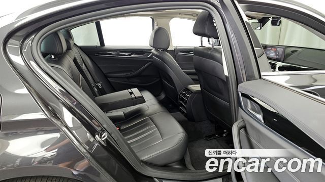 BMW 5-Series 2019 — photo 12