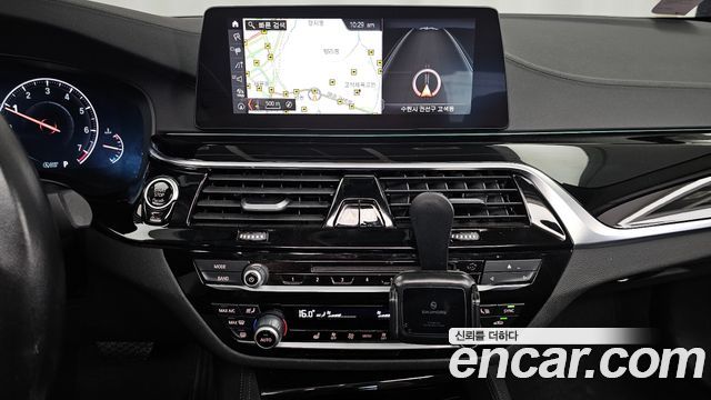 BMW 5-Series 2019 — photo 14