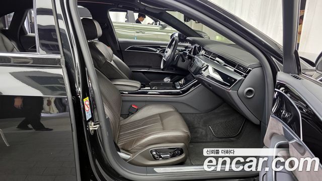 Audi A8 2021 — photo 17