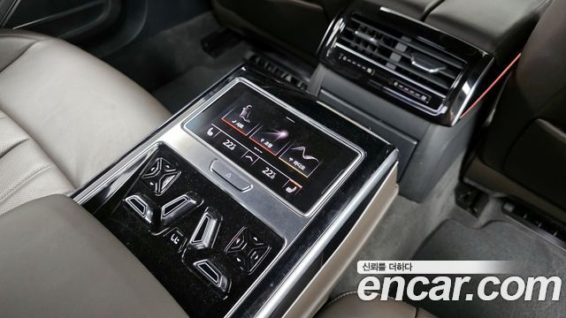 Audi A8 2021 — photo 24