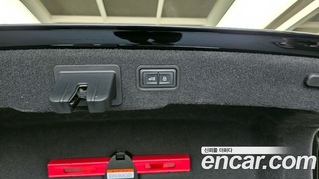 Audi A8 2021 — photo 27