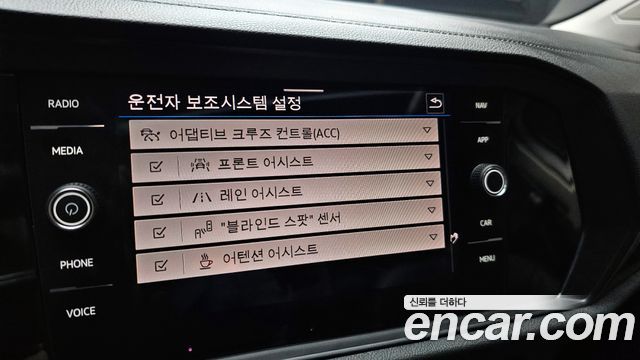 Volkswagen Jetta 2021 — photo 32