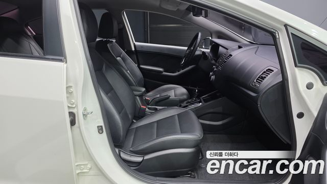 Kia K3 2016 — photo 17