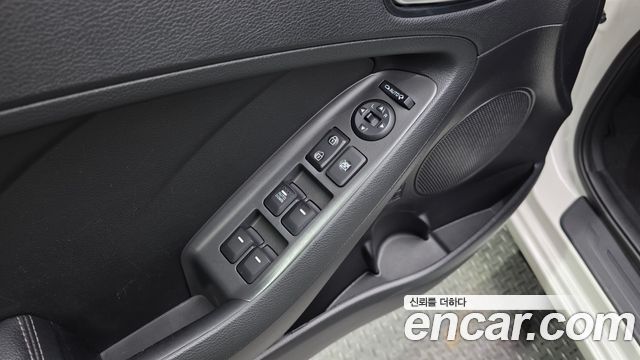 Kia K3 2016 — photo 24