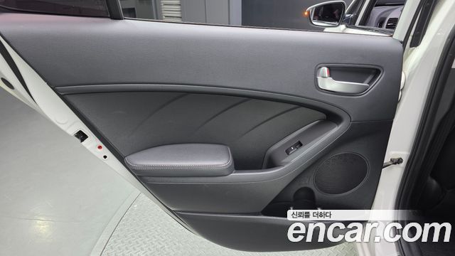 Kia K3 2016 — photo 15