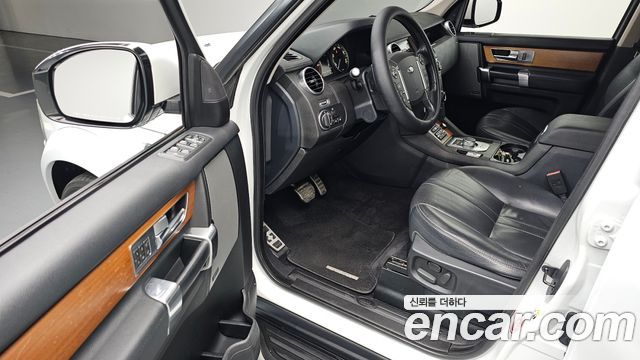Land Rover Discovery 2016 — photo 13