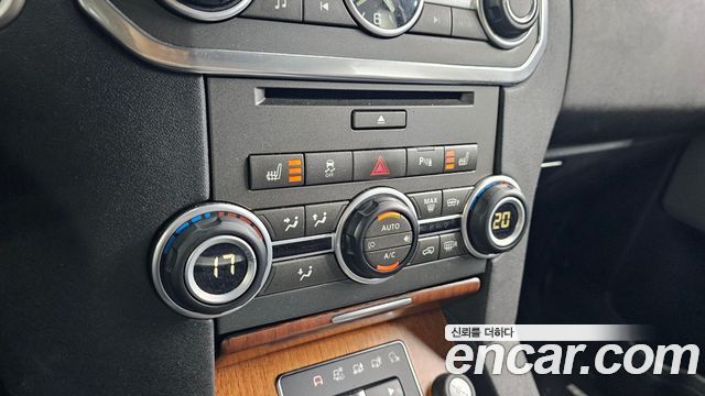 Land Rover Discovery 2016 — photo 25