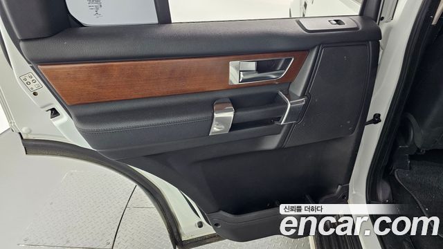 Land Rover Discovery 2016 — photo 15