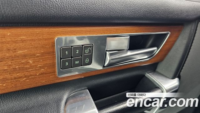 Land Rover Discovery 2016 — photo 30
