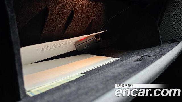 Land Rover Discovery 2016 — photo 32