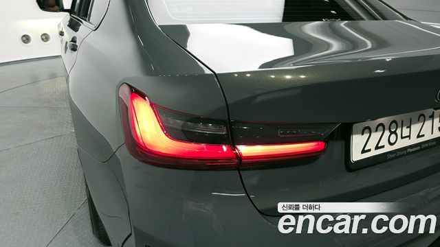 BMW 3-Series 2025 — photo 9