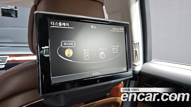 Audi A8 2013 — photo 20