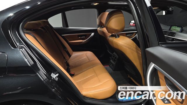 BMW 3-Series 2018 — photo 17