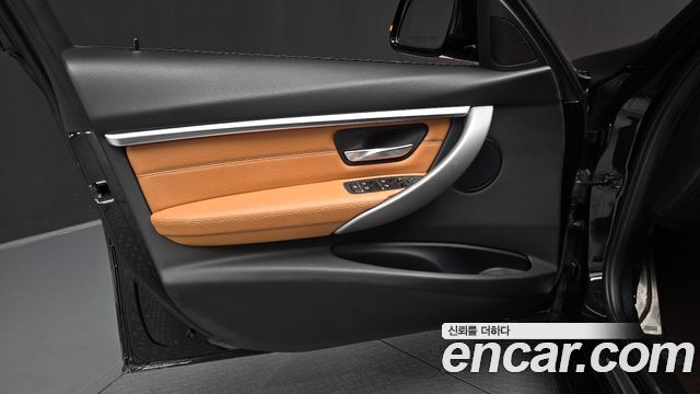 BMW 3-Series 2018 — photo 14