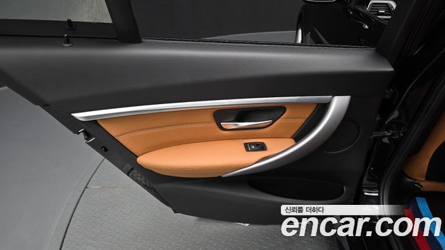 BMW 3-Series 2018 — photo 15