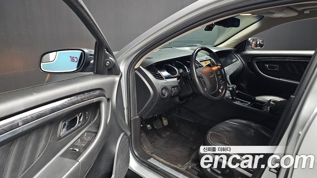 Ford Taurus 2012 — photo 13