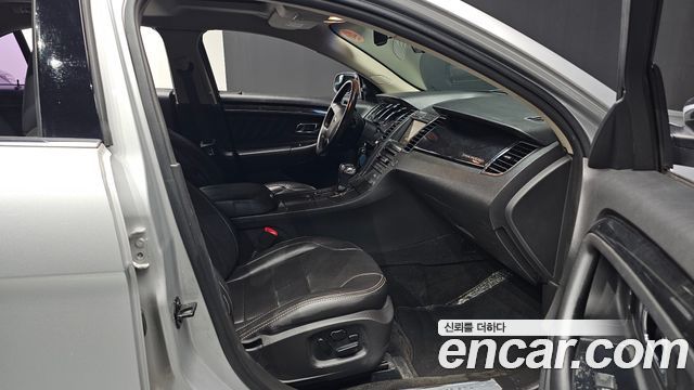 Ford Taurus 2012 — photo 17