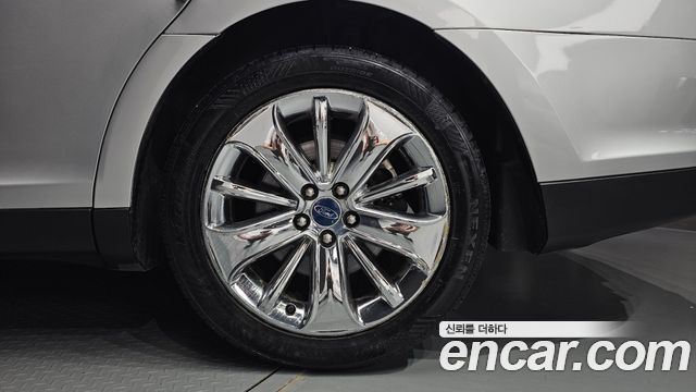 Ford Taurus 2012 — photo 7