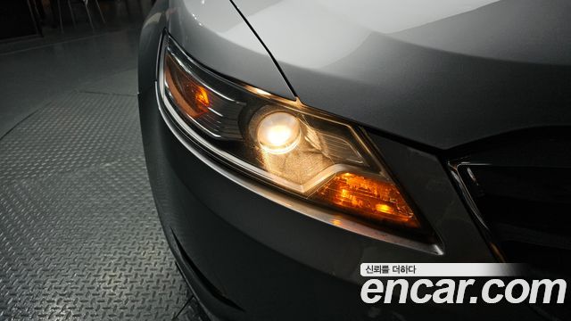 Ford Taurus 2012 — photo 8