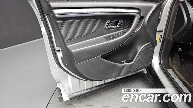 Ford Taurus 2012 — photo 14