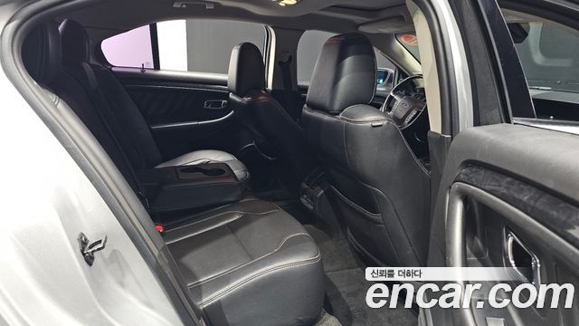 Ford Taurus 2012 — photo 16