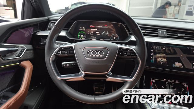 Audi e-tron 2020 — photo 19