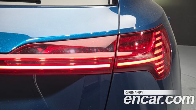 Audi e-tron 2020 — photo 9