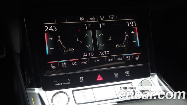 Audi e-tron 2020 — photo 32