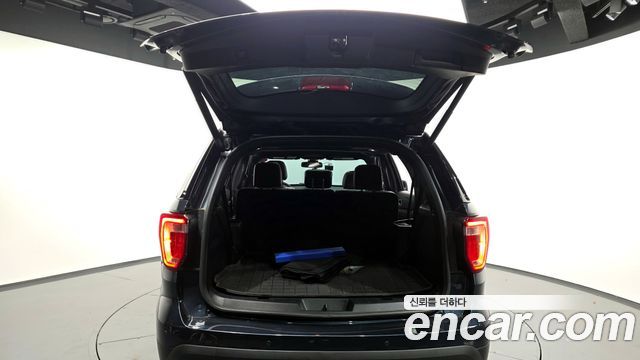 Ford Explorer 2017 — photo 32