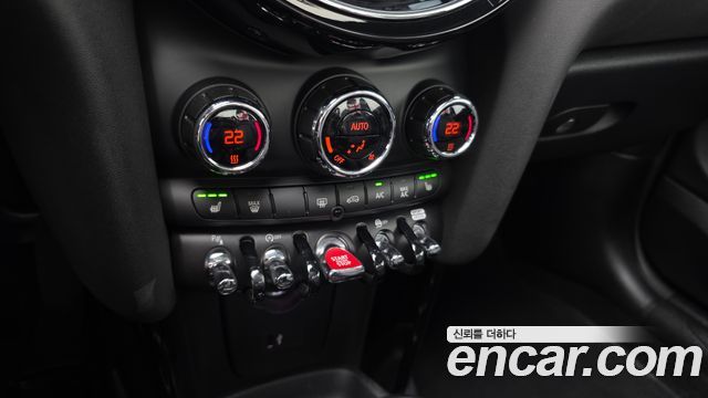 Mini Cooper Convertible 2024 — photo 23