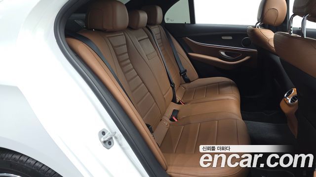Mercedes-Benz E-Class 2021 — photo 17