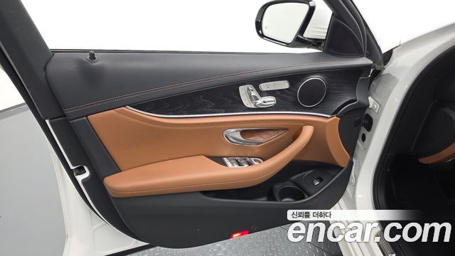 Mercedes-Benz E-Class 2021 — photo 14