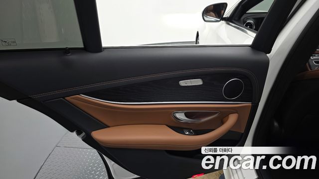 Mercedes-Benz E-Class 2021 — photo 15