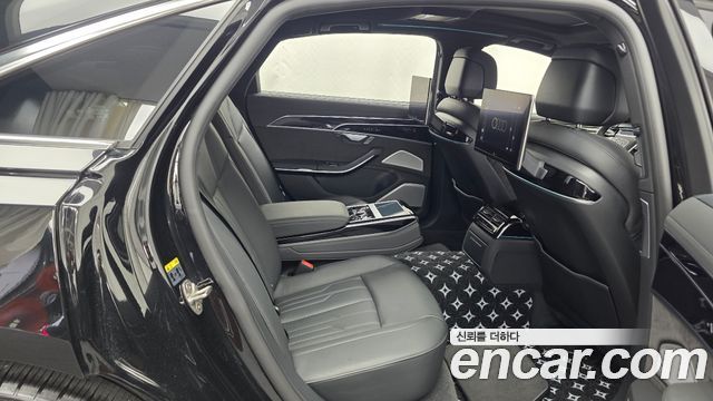 Audi A8 2021 — photo 18