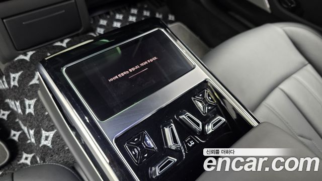 Audi A8 2021 — photo 24