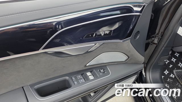 Audi A8 2021 — photo 30
