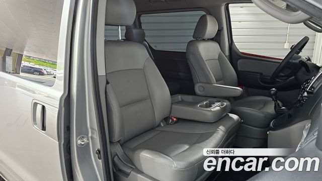 Hyundai Starex 2017 — photo 11