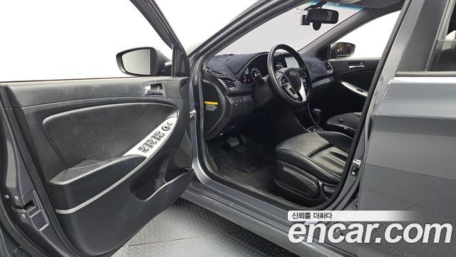 Hyundai Accent 2012 — photo 10