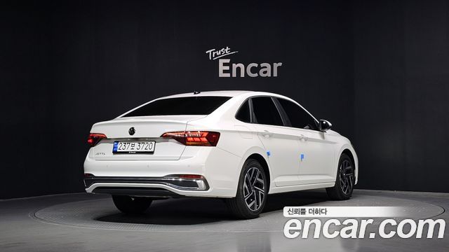 Volkswagen Jetta 2023 — photo 2