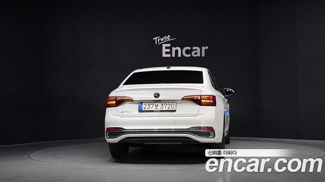 Volkswagen Jetta 2023 — photo 4