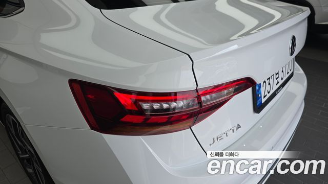 Volkswagen Jetta 2023 — photo 9