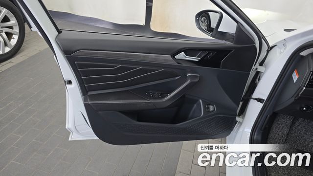 Volkswagen Jetta 2023 — photo 14