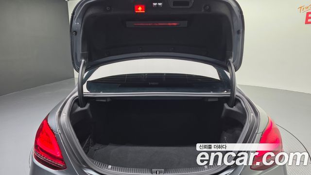 Mercedes-Benz C-Class 2019 — photo 31